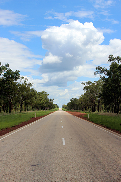Der er masser af lange, lige strækninger, når man rejser ad Stuart Highway i Australien